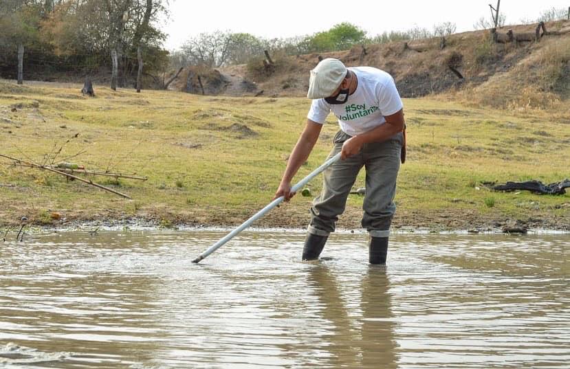 joven-voluntario-limpia-river-rio-Negro