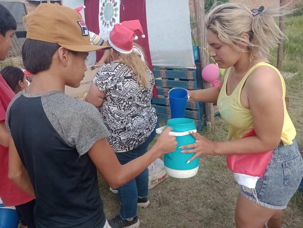 karina-Famoso-entrega-la-merienda-en-el-barrio-los-aromitos2_2