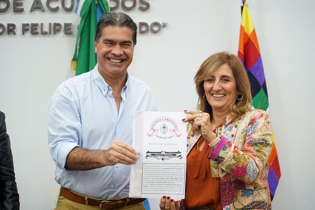 Entrega título propiedad terreno CIDIC