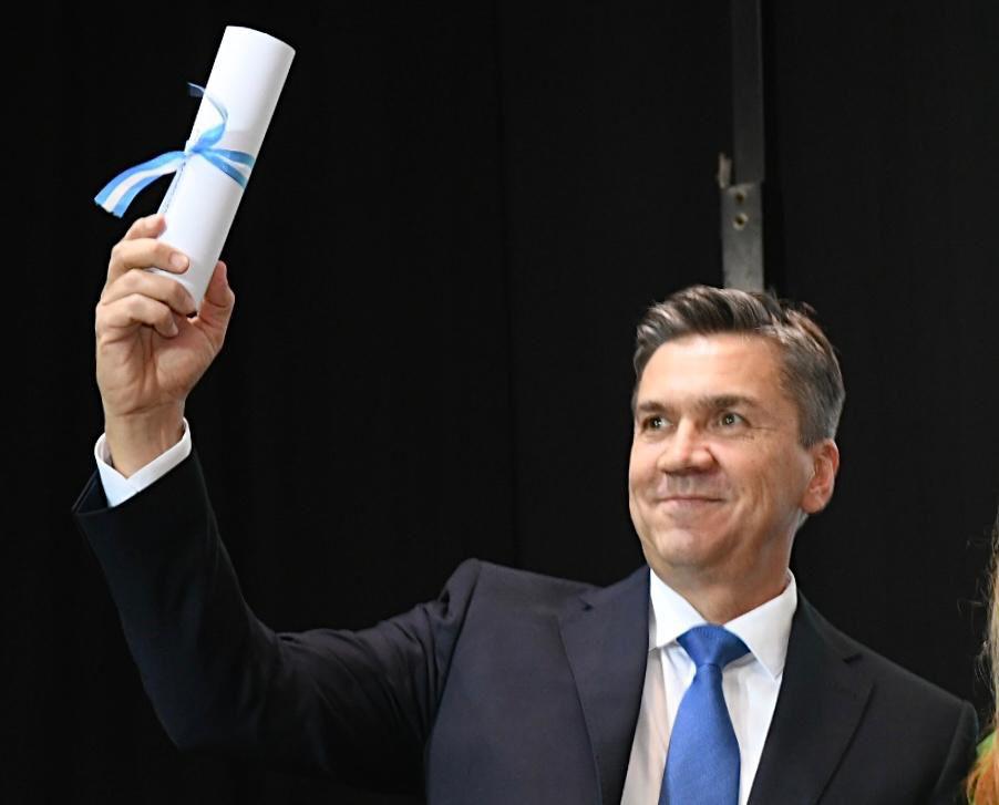 Leandro-Zdero-gobernador-electo-de-chaco-recibe-diploma