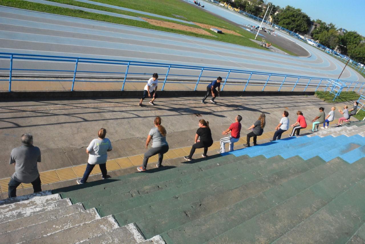 actividad-fisica-para-adultos-mayores-en-Polideportivo-jaime-Zapata