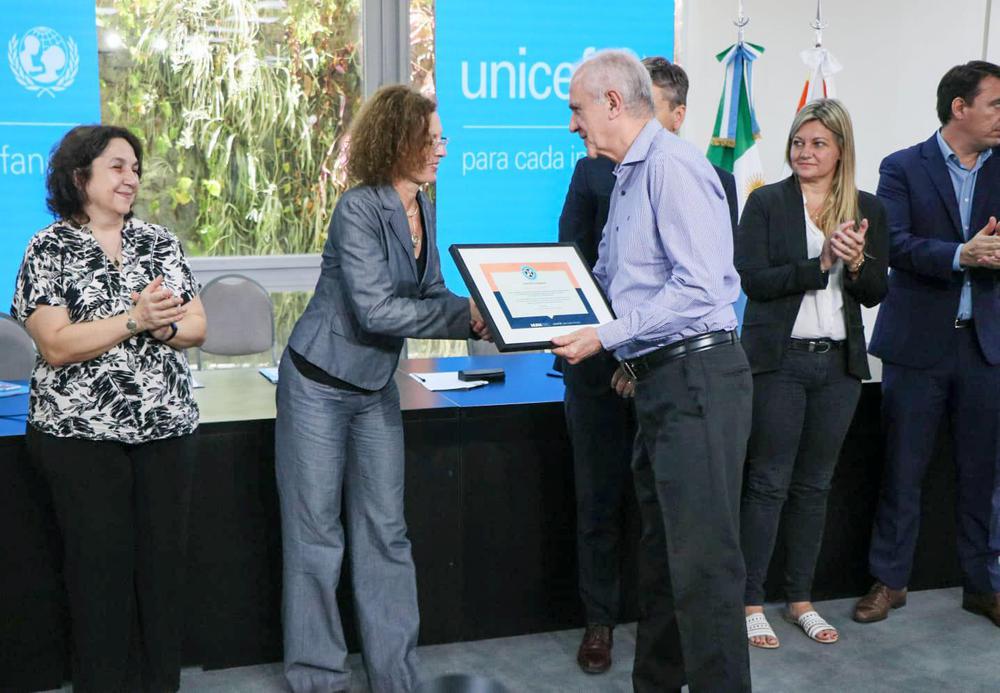 Roy-Nikisch-intendente-de-Resistencia-recibe-reconociminto-de-UNICEF