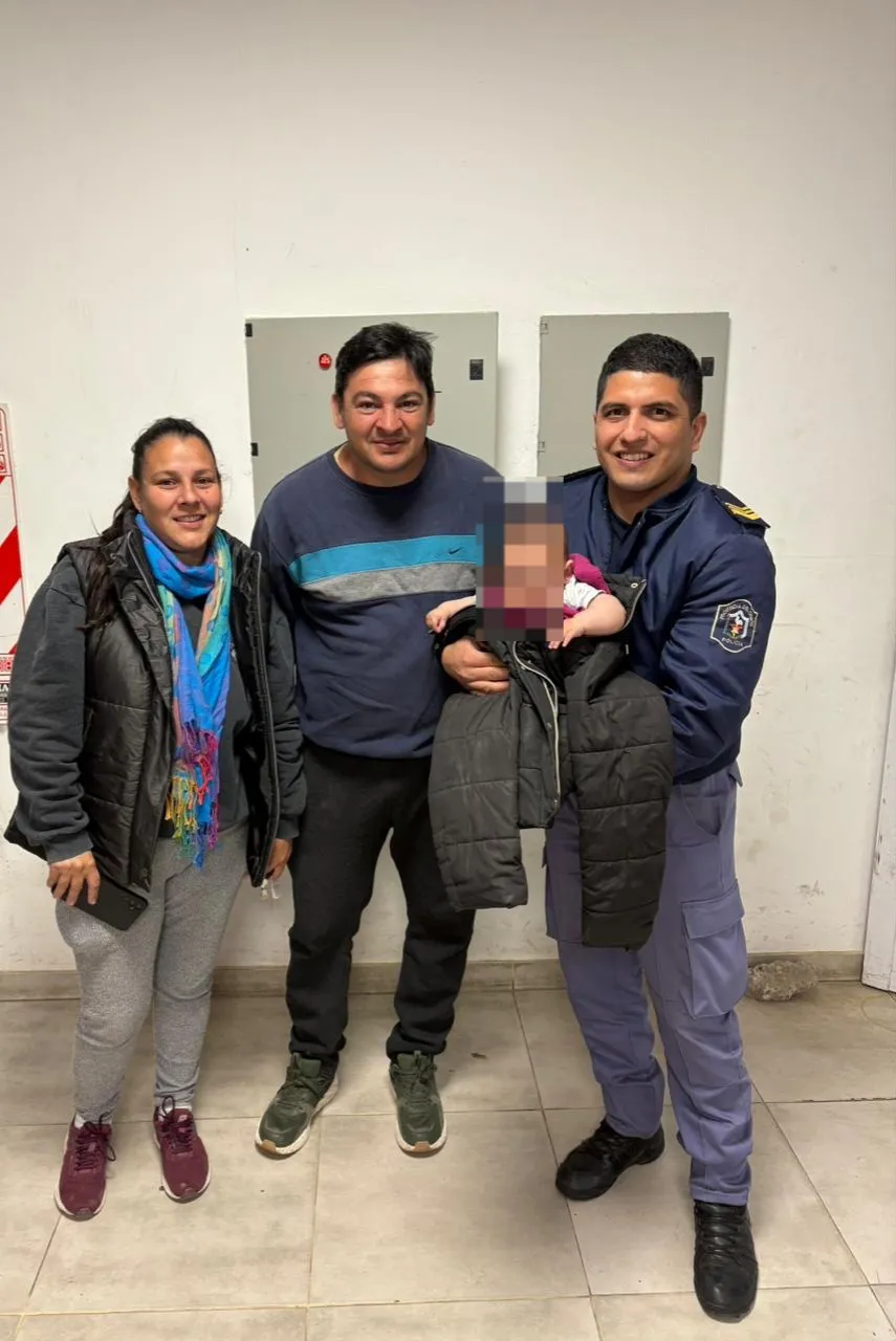policias-y-padres-de-la-bebe-salvada-con-maniobras-de-rcp