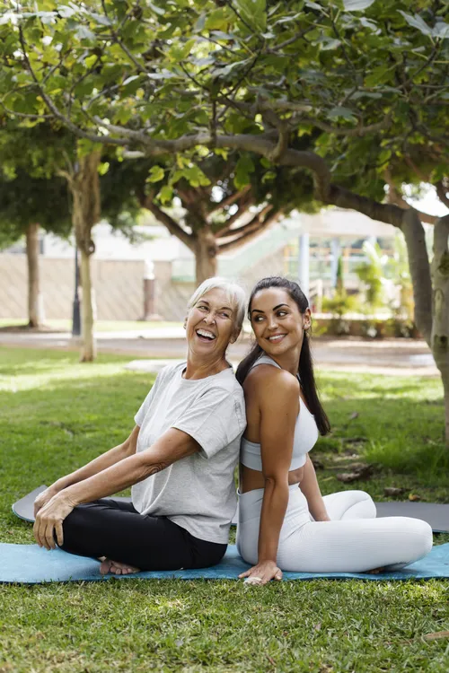 mujeres-haciendo-ejercicios-de-yoga_1