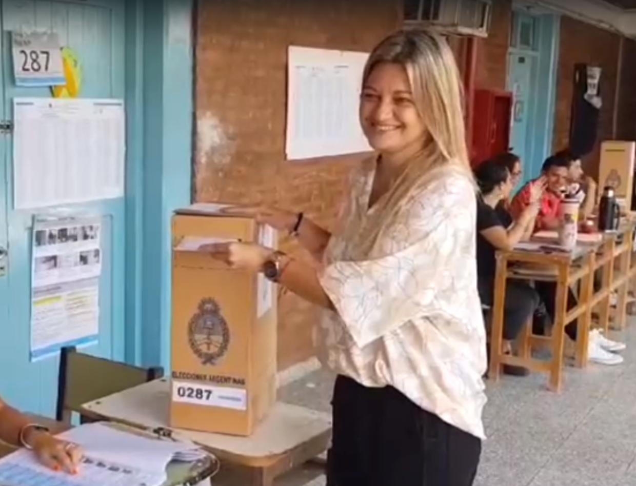 Carolina-Meirino-emite-su-voto-2023-10-22