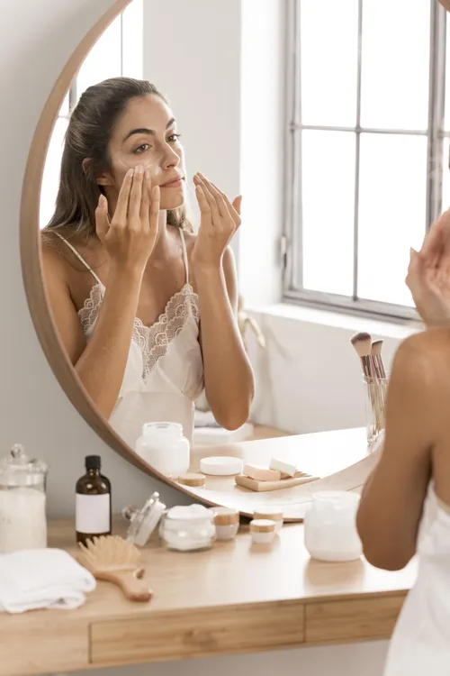 mujer-se-aplica-crema-en-el-rostro