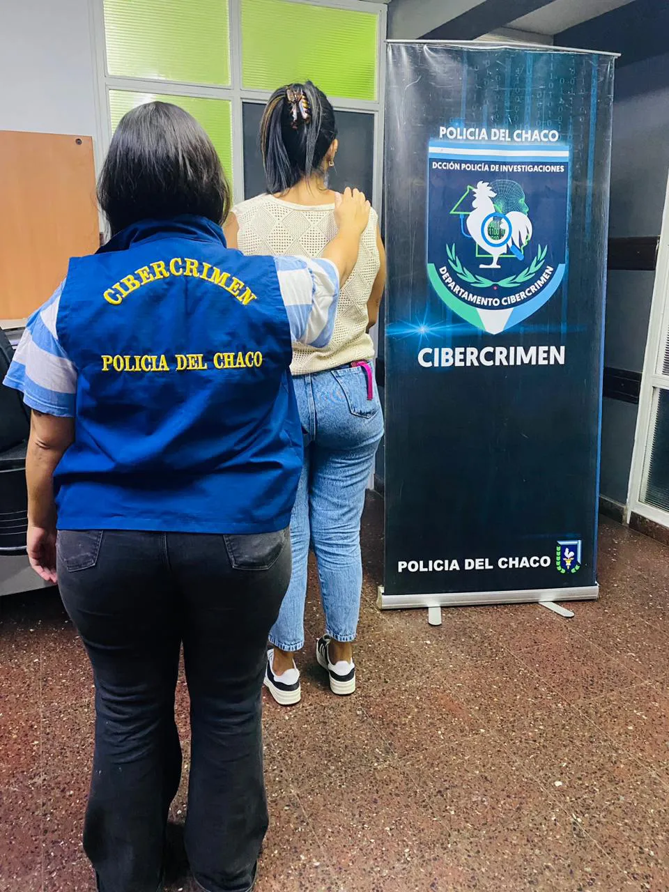 mujer-detenida- por - robo-de-tarjeta-de-credito-ajena