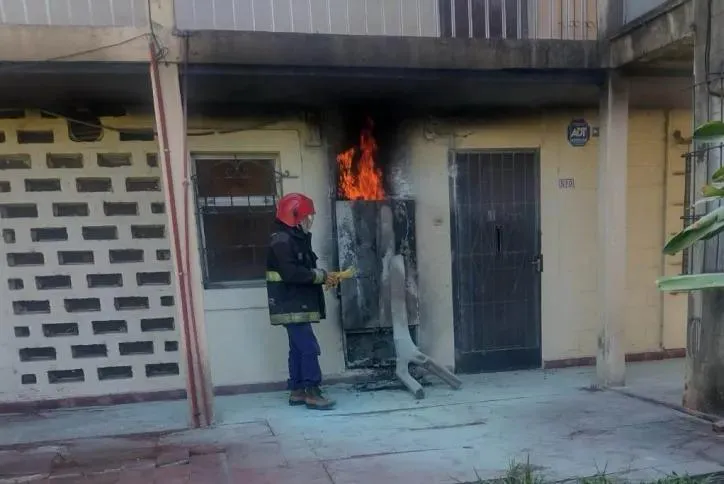 incendio-en-el-tablero-de-medidores-de-energia-electrica-del-barrio-San-Cayetano