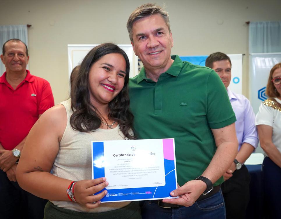 Leandro-Zdero-entrega-credito-Emprende-Rosa