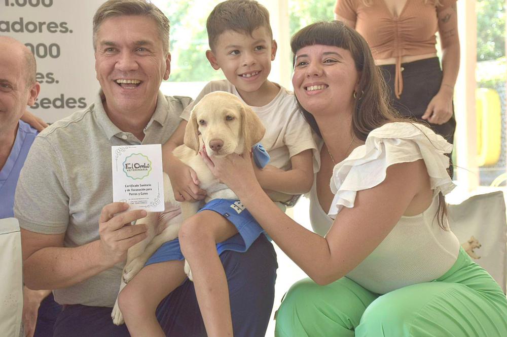 Leandro-Zdero-en-la-entrega-de-cachorros-labrador-para-ninos-con-discapacidad