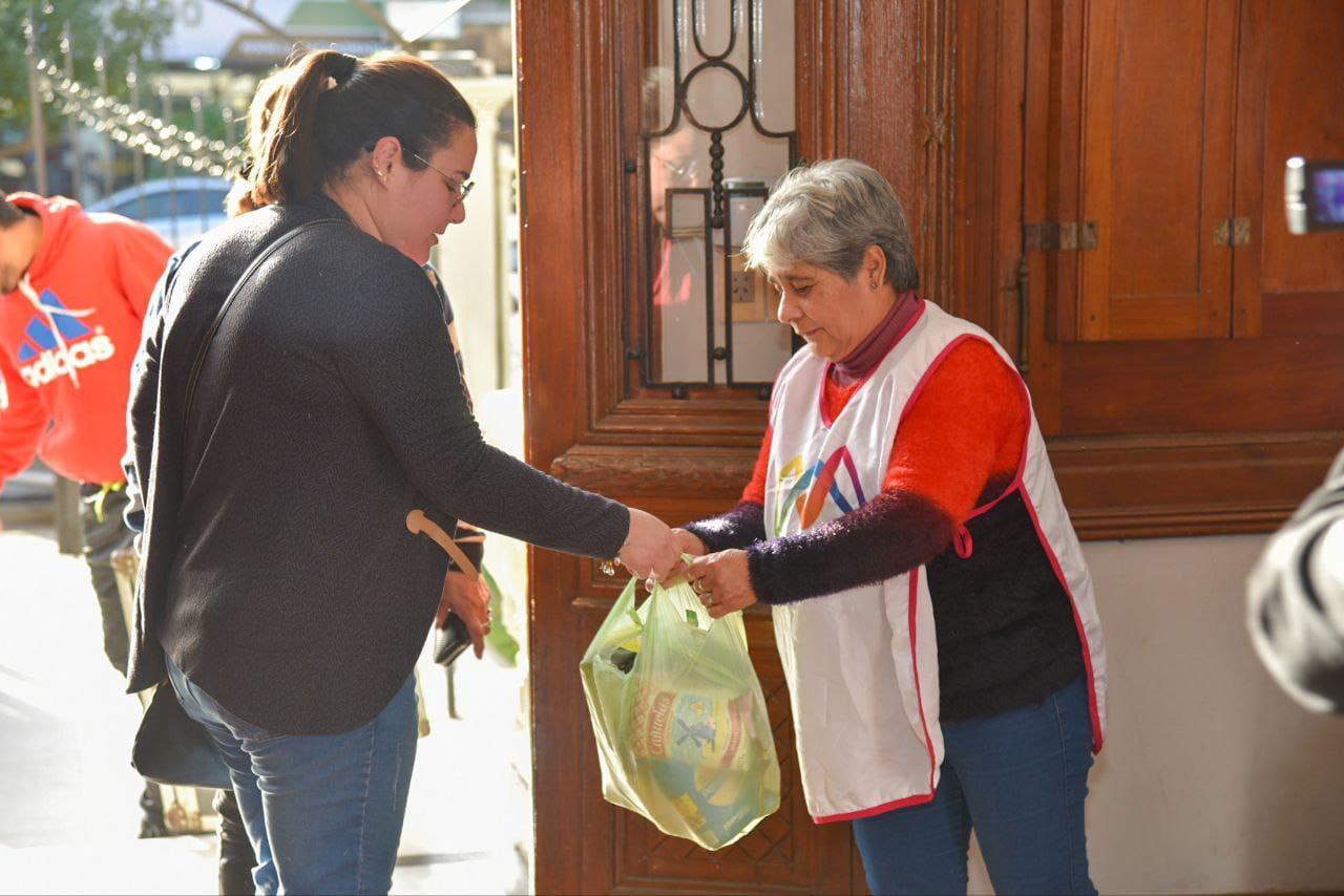 Fundacion-Muchas-recibe-donacion_1