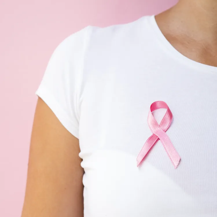 mujer-con-cinta-conciencia-cancer-de-mama