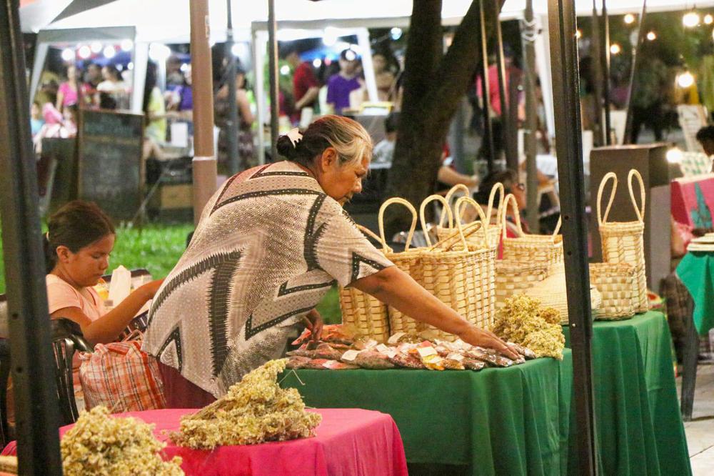 mujer-emprendedora-en-la-Plaza-25de-Mayo