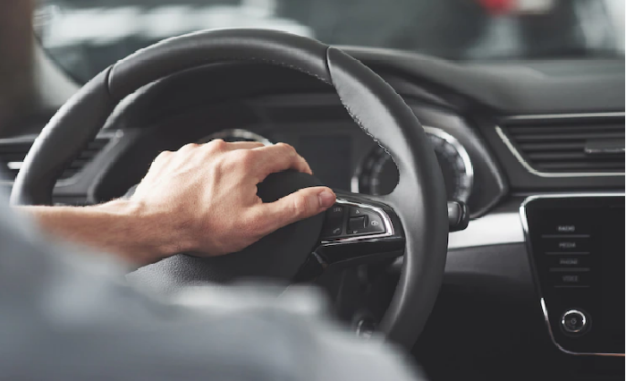 mano-al-volante-auto