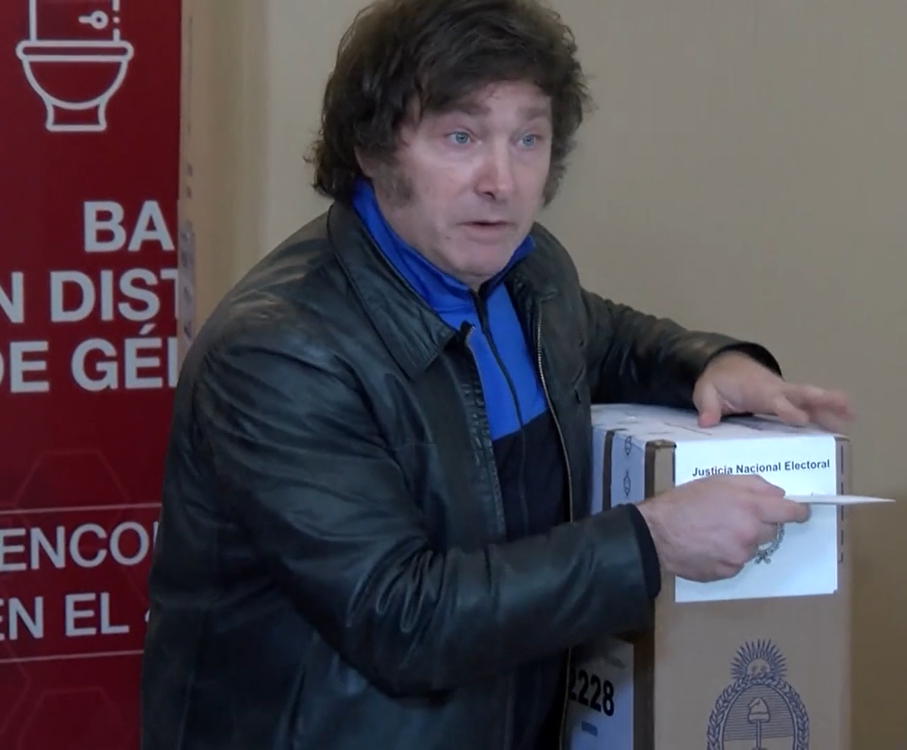 Javier-Milei-emite-su-voto-2023-10-22