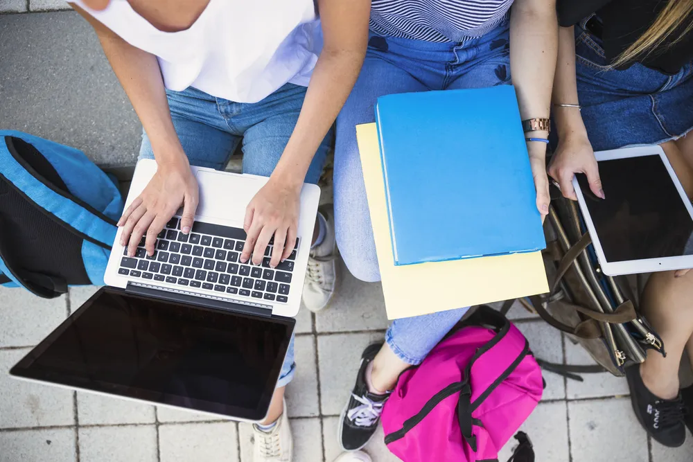 mujeres-con-notebook