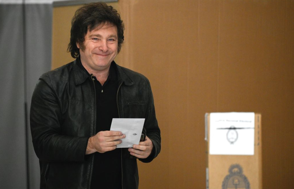 Javier-Milei-emite-su-voto-2023-11-19