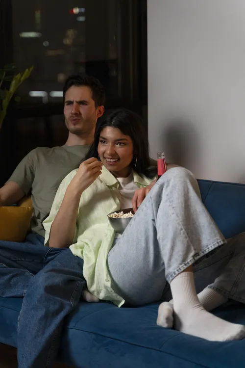 pareja-tomando-pelicula