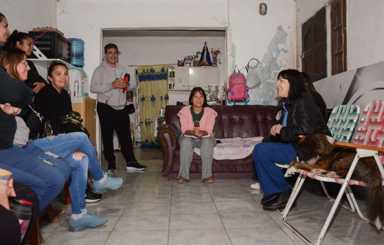 Elida-Cuesta-con-familiares-de-policias-y-penitenciarios