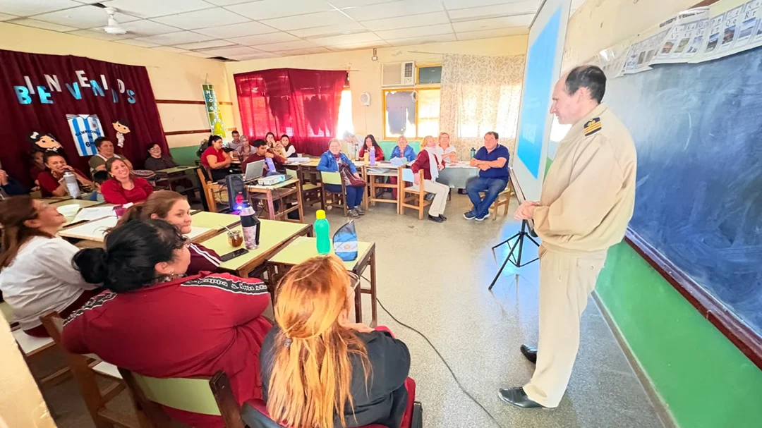 charla-de-concientizacion-en-establecimiento-educativo-a-cargo-de-la-fuerza-naval-argentina