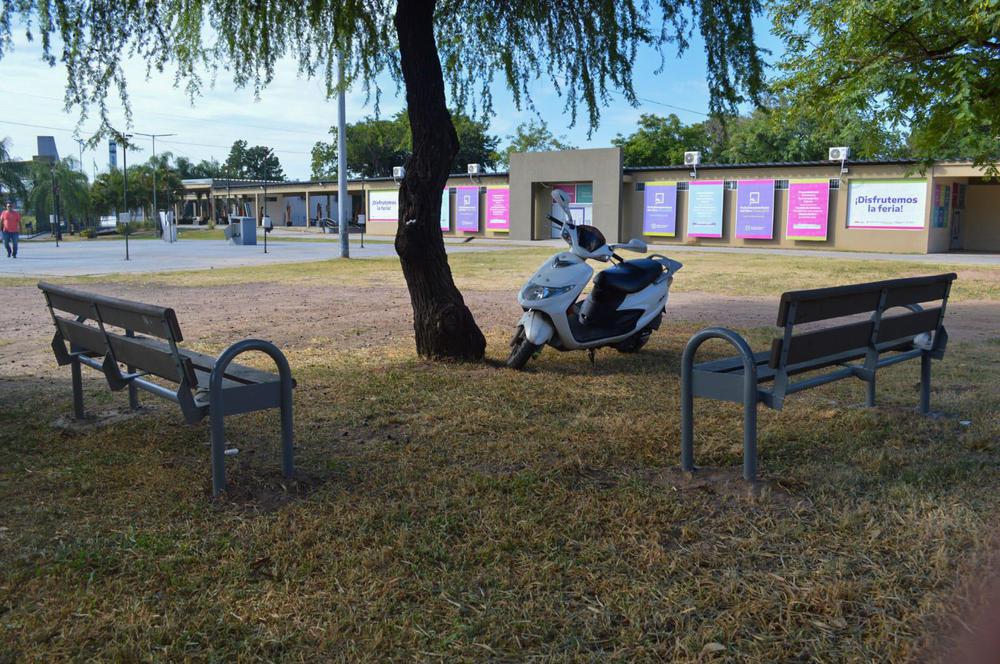 bancos-de-madera-en-el-Parque-2-de-Febrero