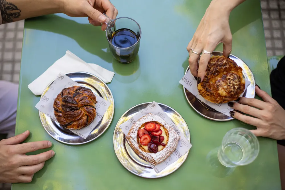 desayuno-con-croissant-