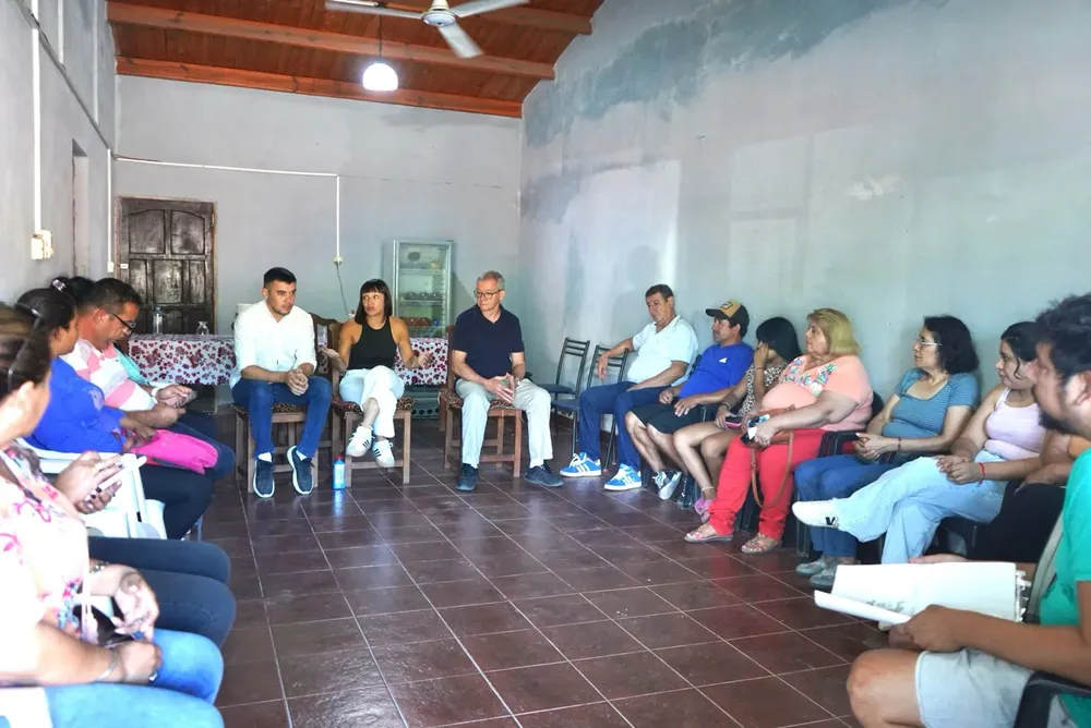 diputada-Mariela-Quiros-con-vecinos-de-Pampa-del-Infierno-2