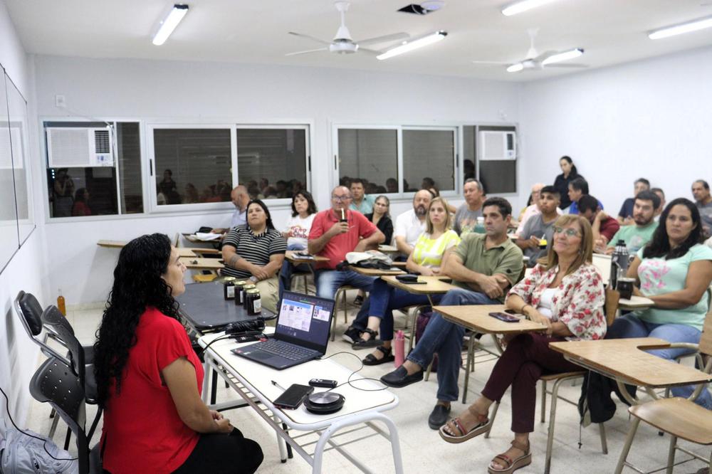 jornada-de-capacitacion-para-productoresd-de-miel-en-la-UTN