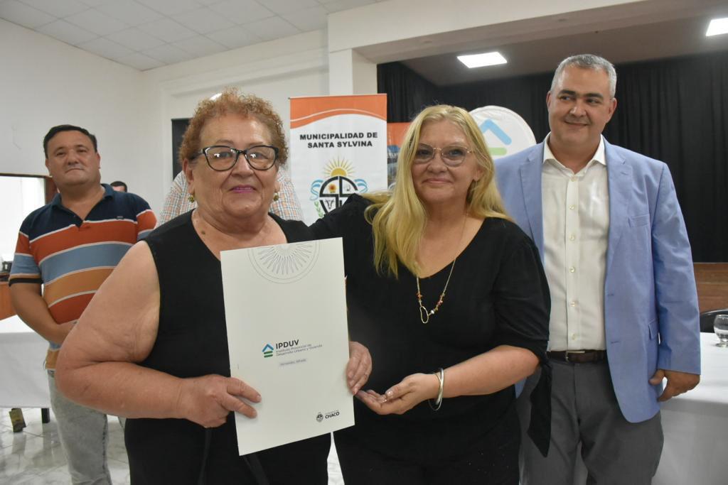 Carmen-Brito-Delgado-en-la-entrega-de-viviendas-en-Santa-Sylvina