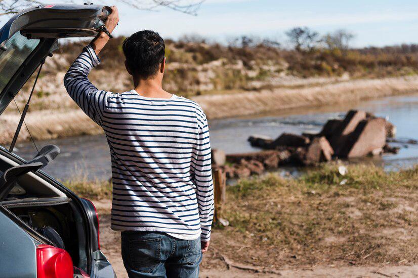 joven-al-aire-libre-turismo