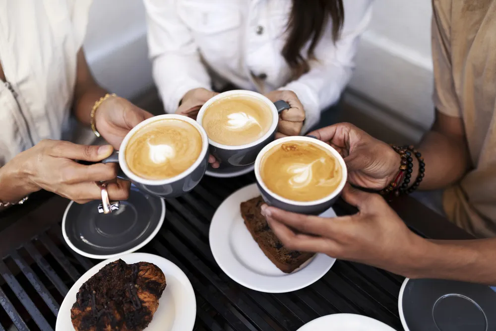 jovenes-disfrutan-del-cafe