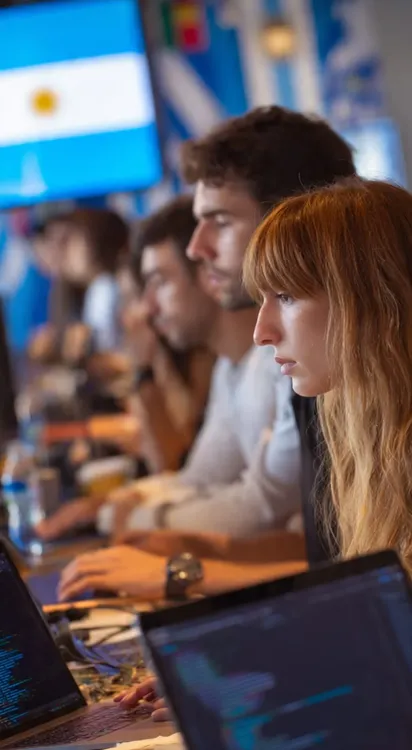 jovenes-argentinos-trabajando-con-IA