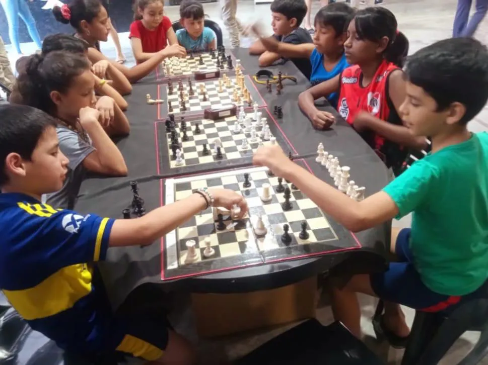 ninos-jugando-al-ajedrez_1