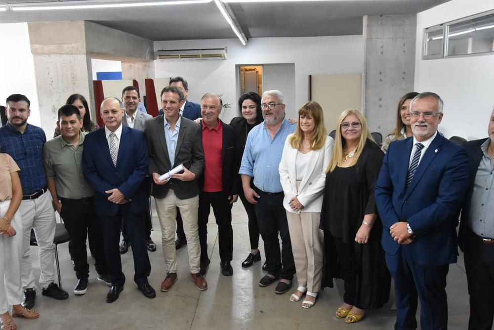 entrega-de-diploma-al-intendente-electo-de-Fontana-Fernando-Cuadra