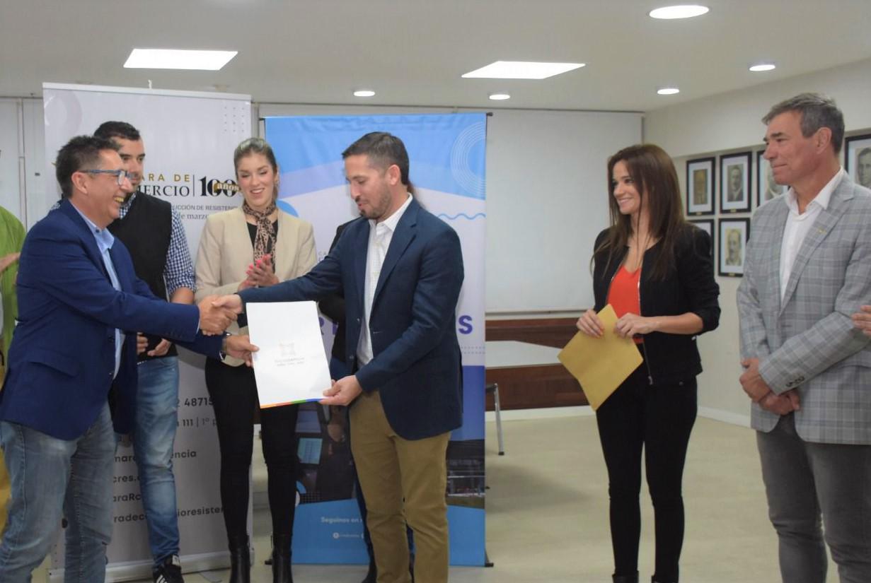 Gustavo-Martinez-entrega-de-la-Resolucion-de-habilitaciones-Comerciales_1