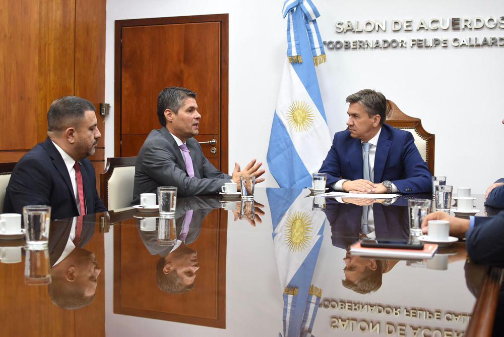 consul-del-Paraguay-Fabio-Lopez-Rivero-con-el-gobernador-Leandro-Zdero