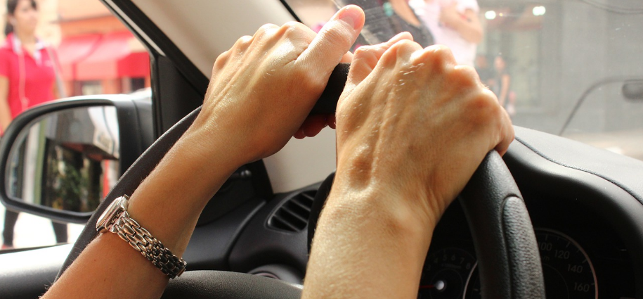 auto-con-manos-al-volante-01