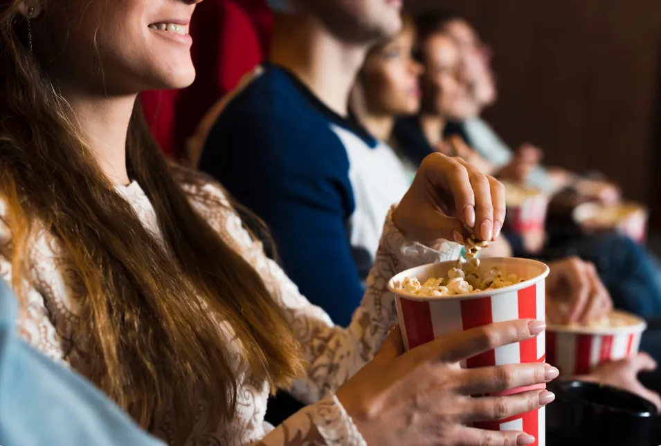gente-joven-en-el-cine_1