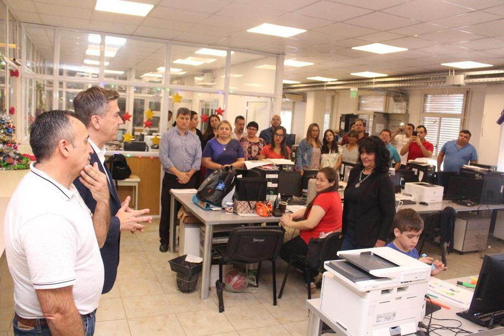 Leandro-Zdero-dialoga-con-trabajadores-de-la-Casa-de-Gobierno-2023-12-11