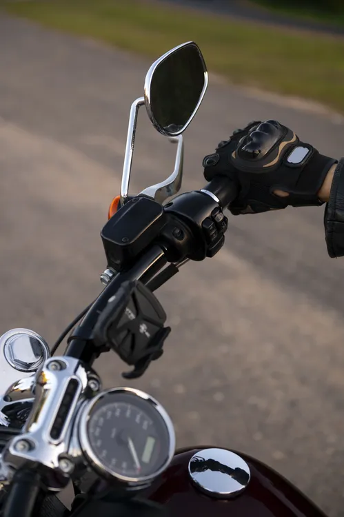 mujer-en-motocicleta-01