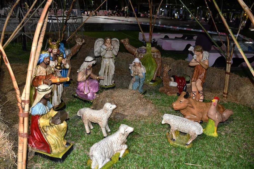 pesebre-en-arbol-navideno_1