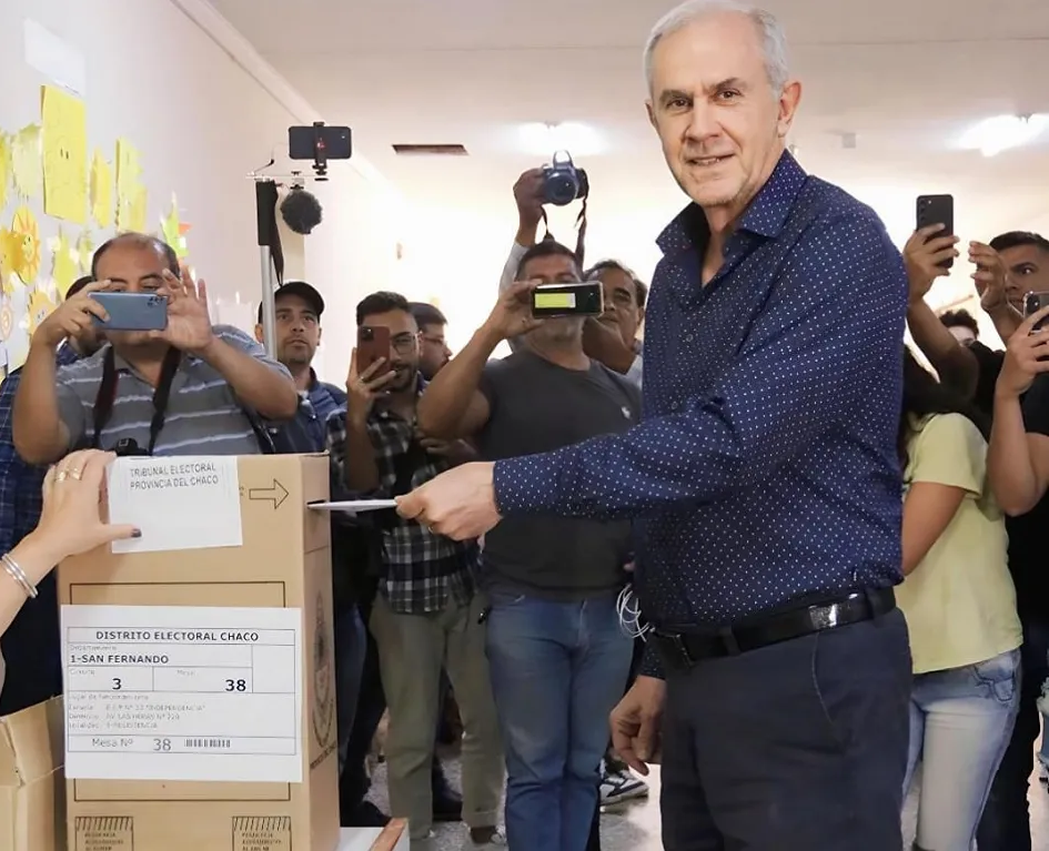 Roy-Nikisch-emite-su-voto-elecciones-municipales-2023