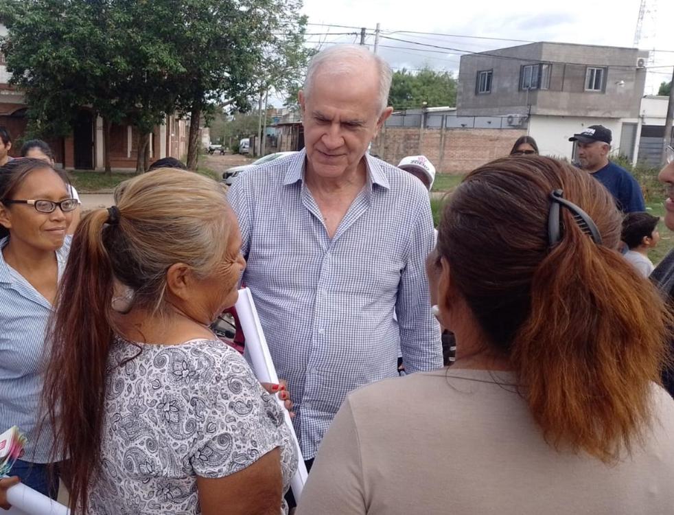 Roy-Nikisch-con-vecinos-de-Resistenia