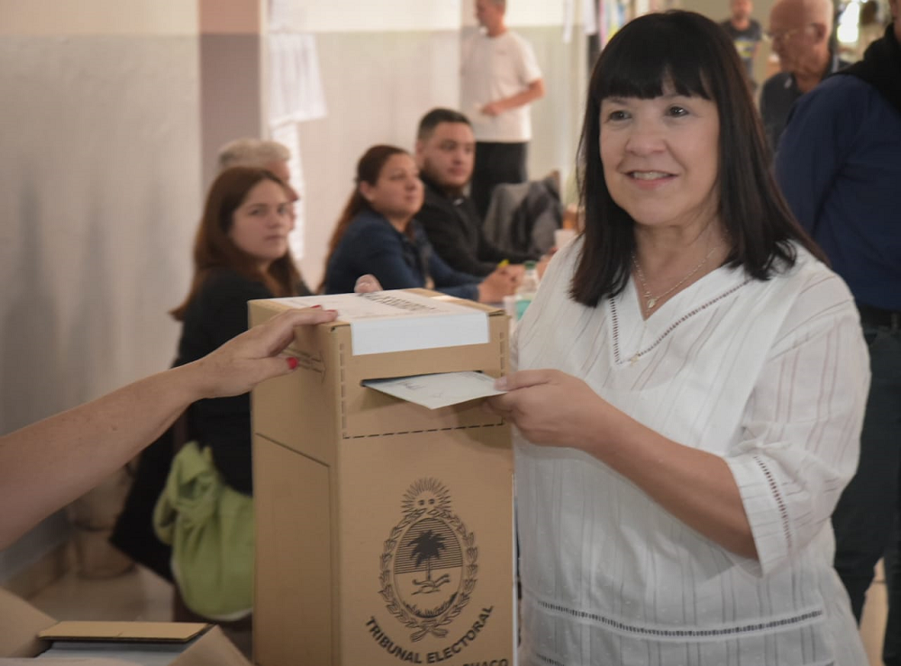 Elida-Cuesta-emite-su-voto-elecciones-municipales-2023