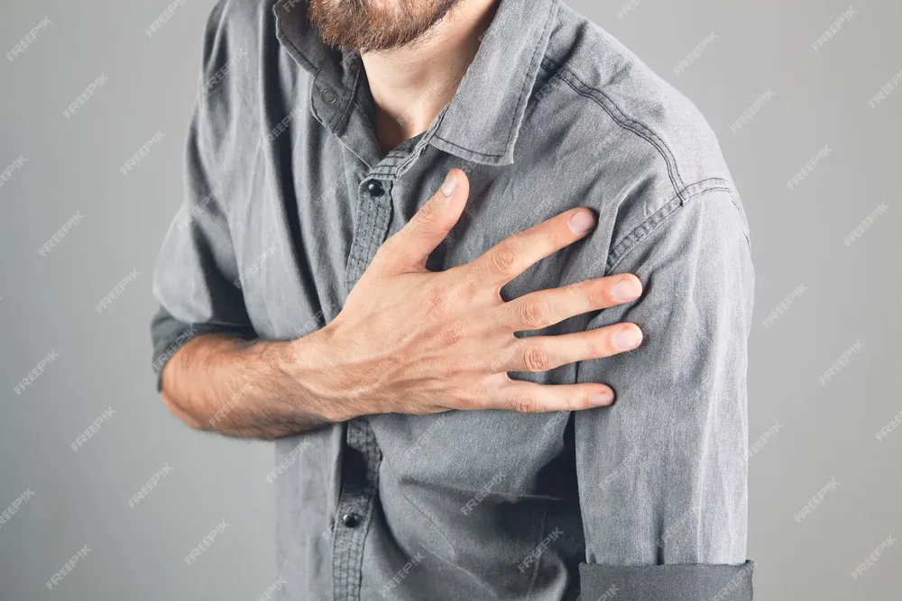 hombre-tiene-dolor-pecho_1