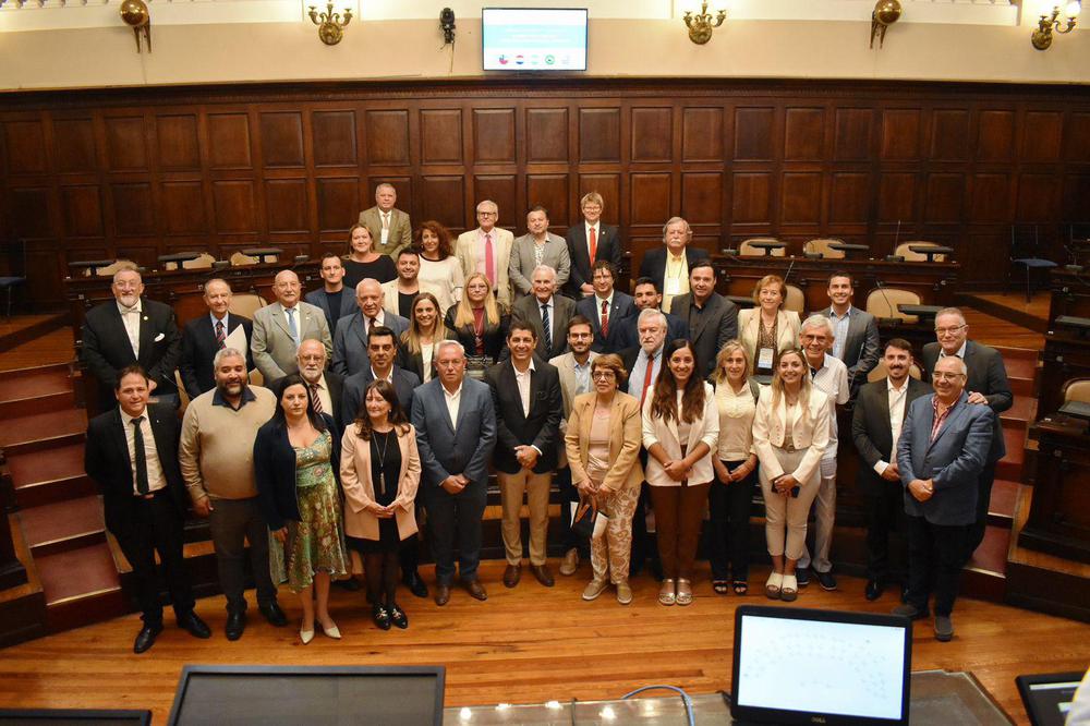 Carmen-Delgado-con-parlamentarios-en-Mendoza