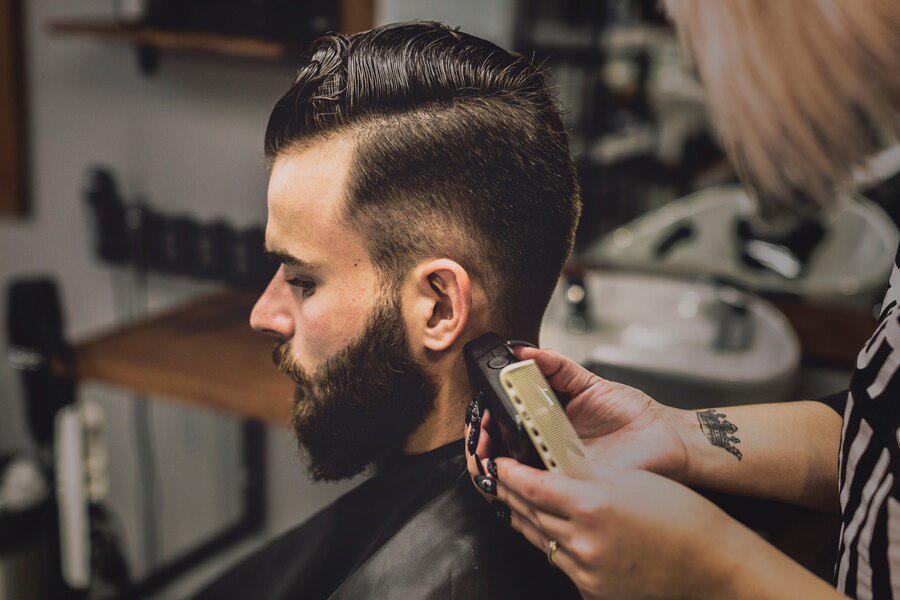corte-de-cabello-en-peluqueria_-1